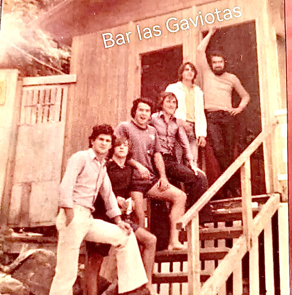 Grupo de jovenes en la entrada del antiguo chiringuito Las Gaviotas