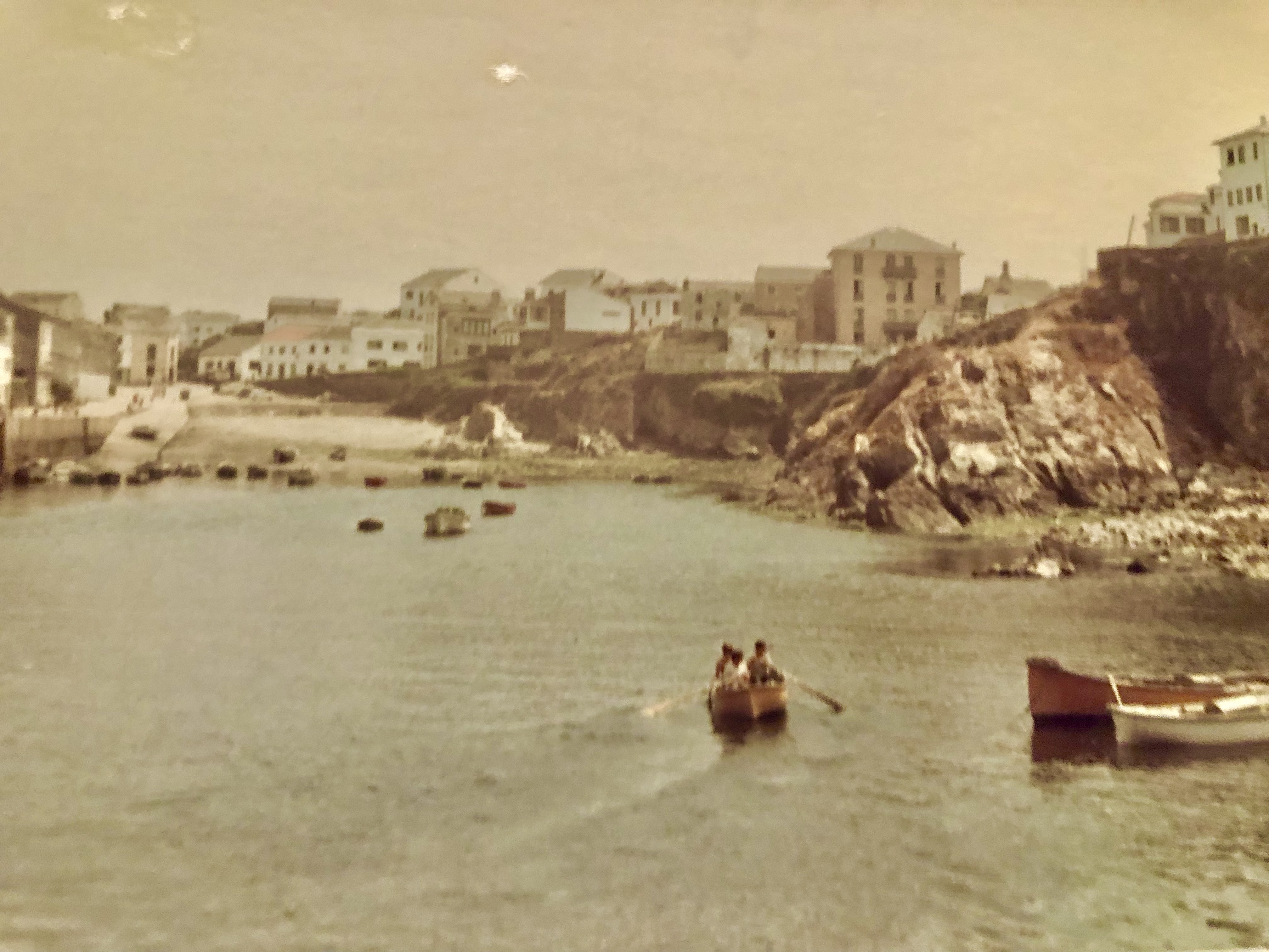Tapiegos frente al edificio de la Marina, un punto emblemático de Tapia de Casariego