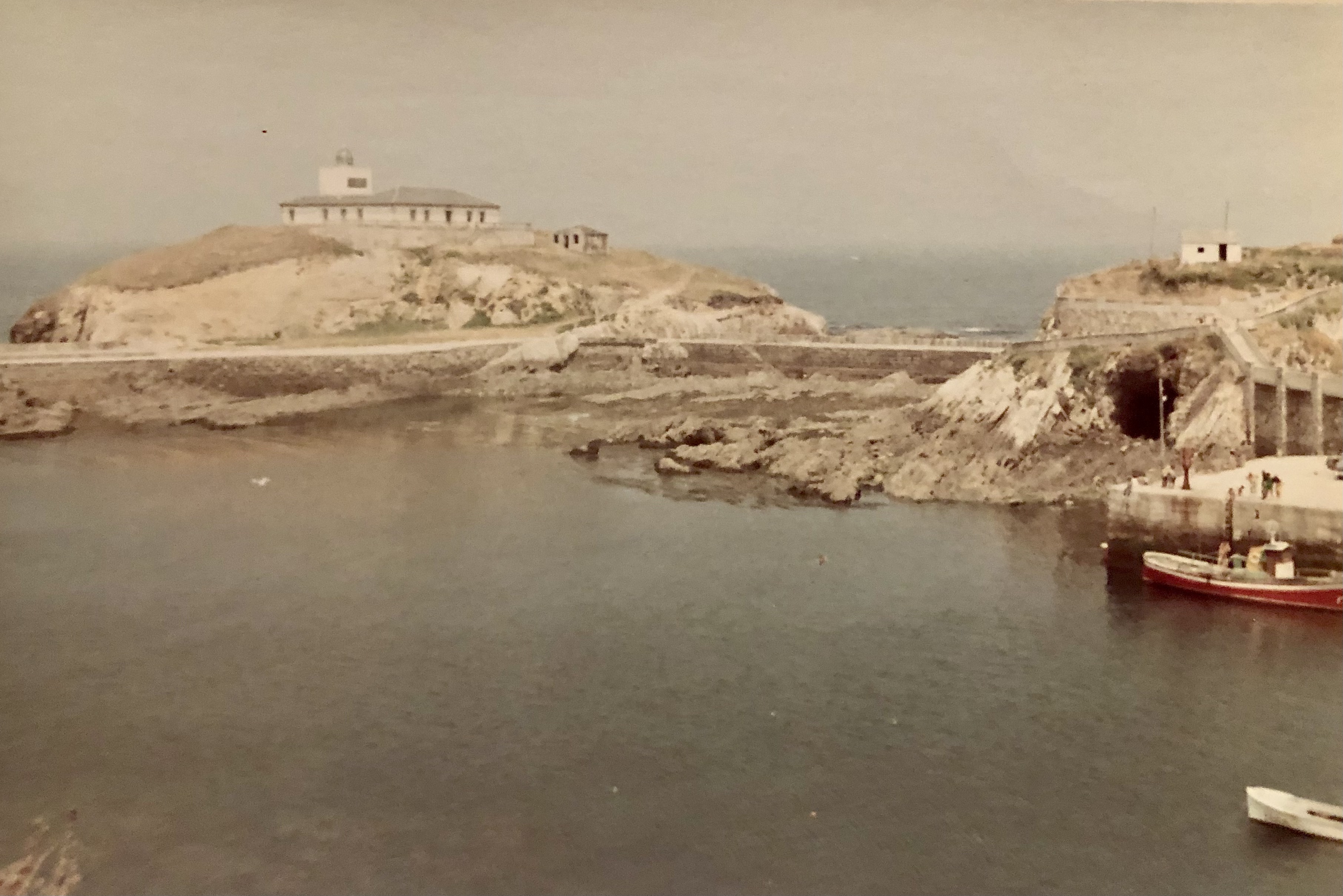 Entreislas y faro blanco de Tapia