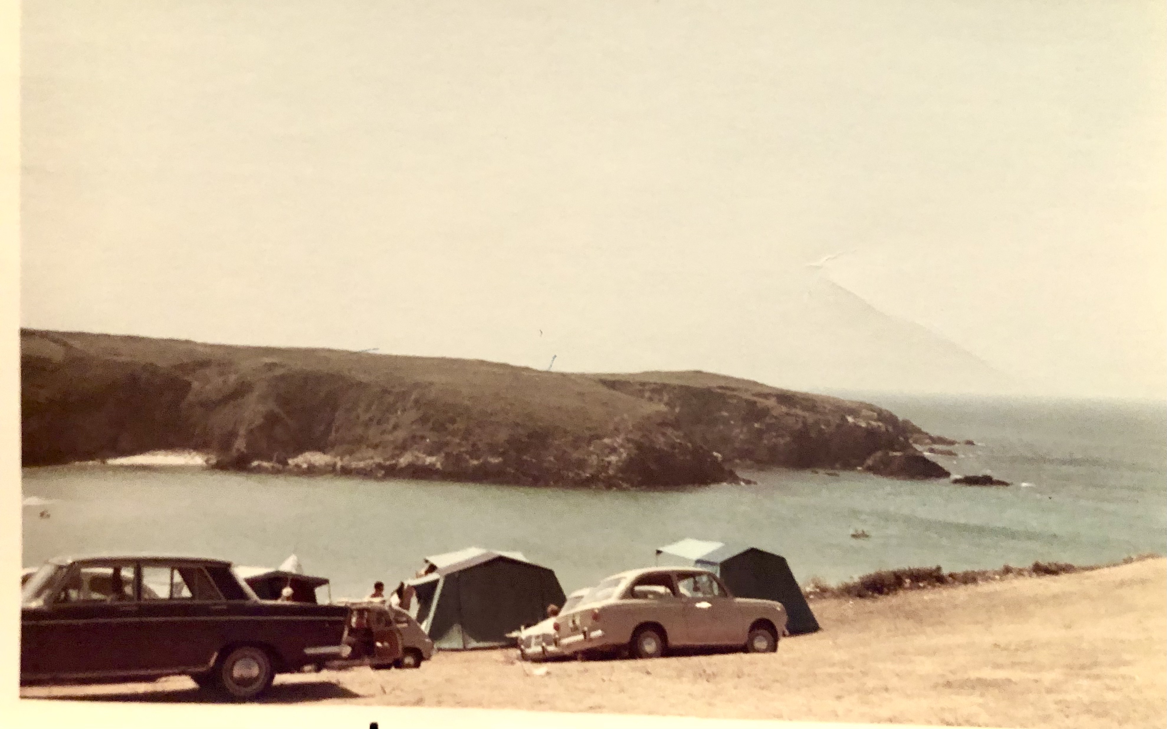 Coches aparcados encima de la playa A Ribeiria al fondo la Reburdia sin casas