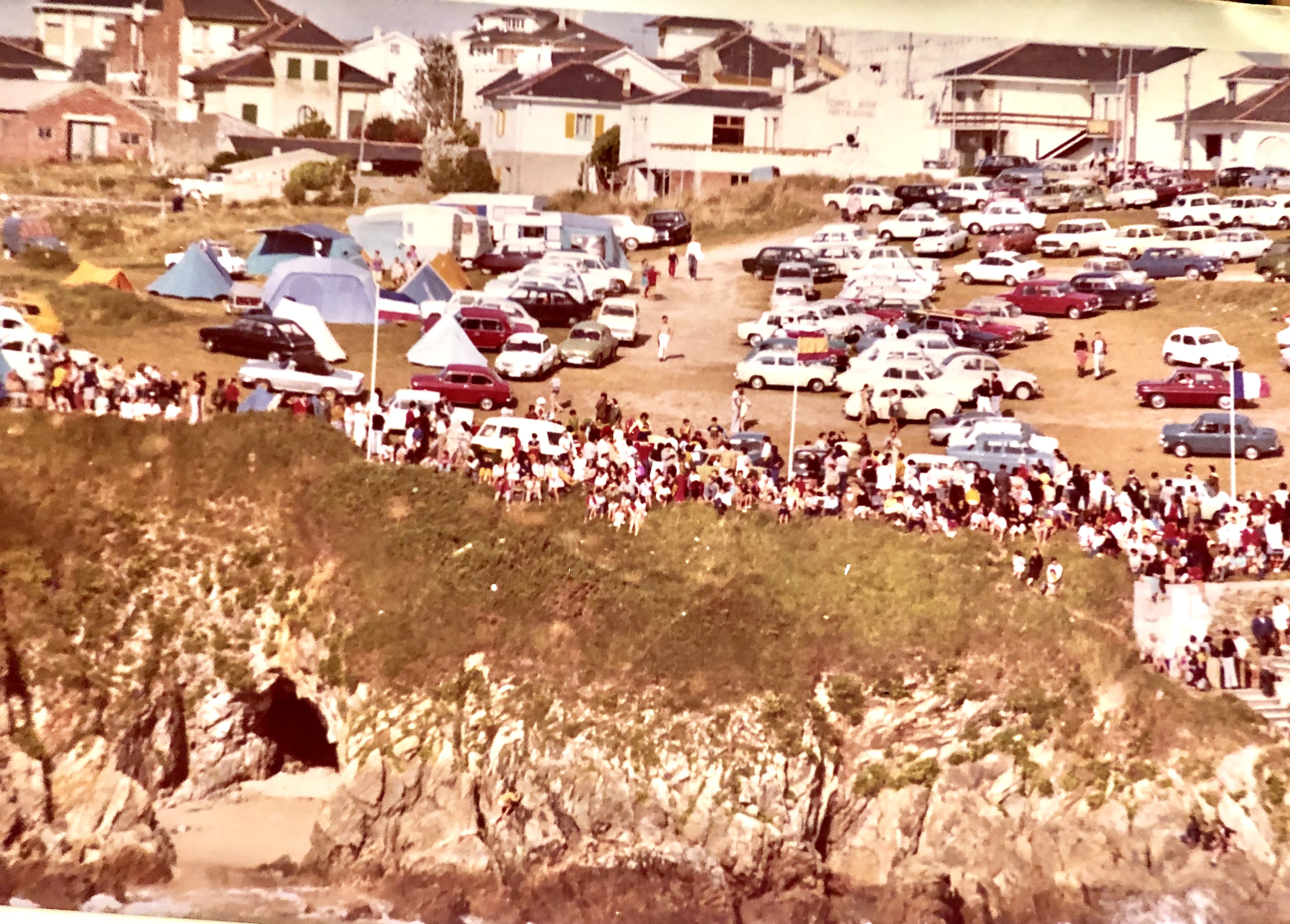 Campeonato de surf en Tapia de Casariego visto desde el aparcamiento de la playa A Ribeiria