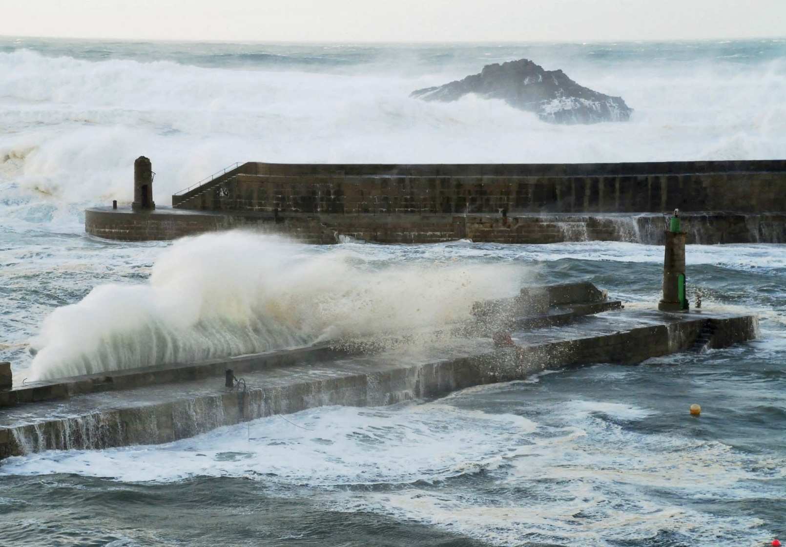 Marejada golpeando sobre el faro del Rocín