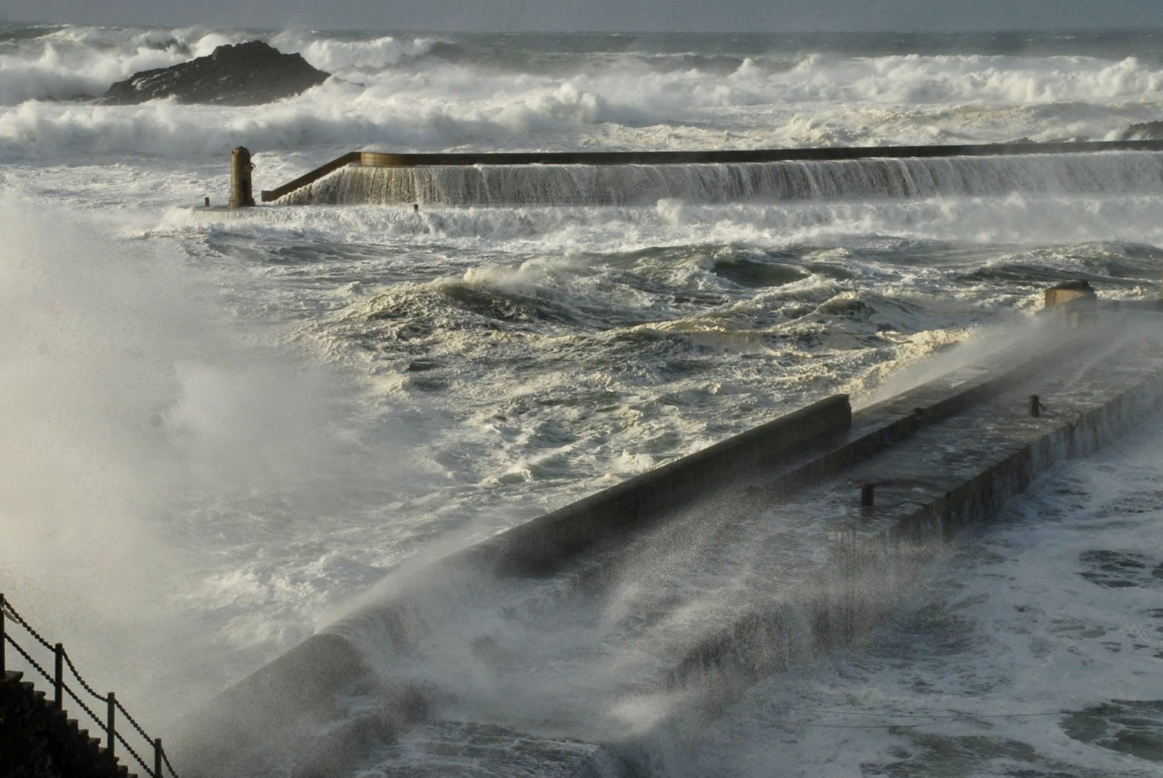 Marejada azotando el muelle de Tapia