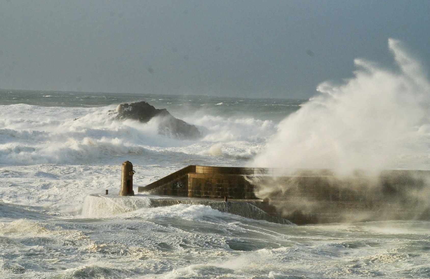 Marejada azotando el faro rojo