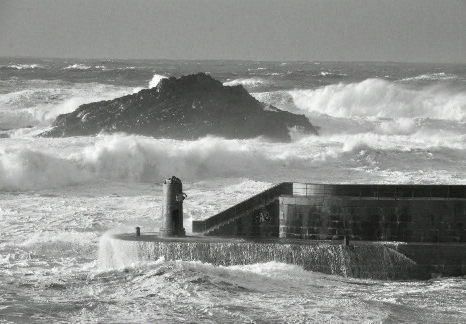 Marejada sobrepasando el Orrio