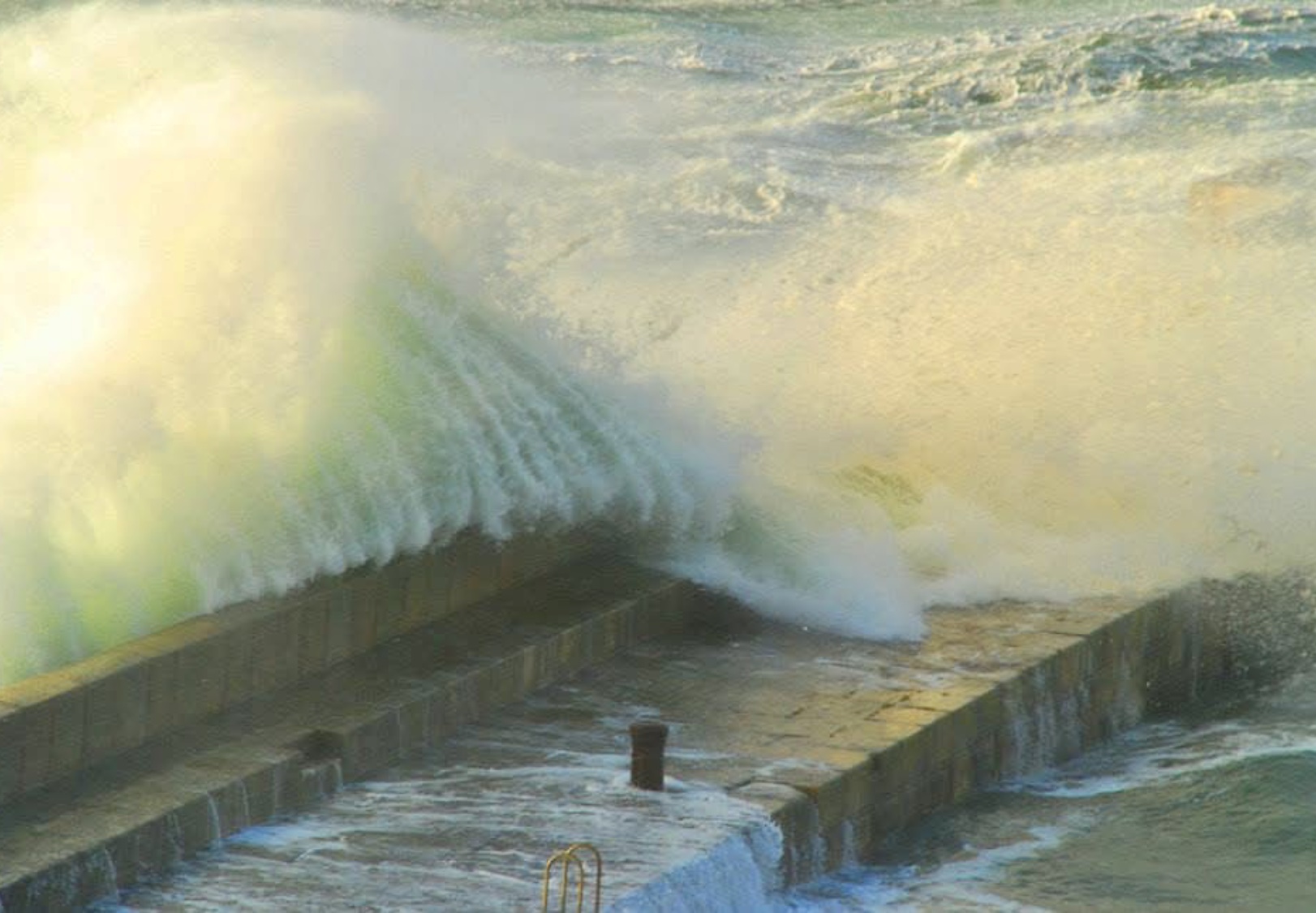 Marejada sacudiendo con fuerza el Rocín de Tapia de Casariego