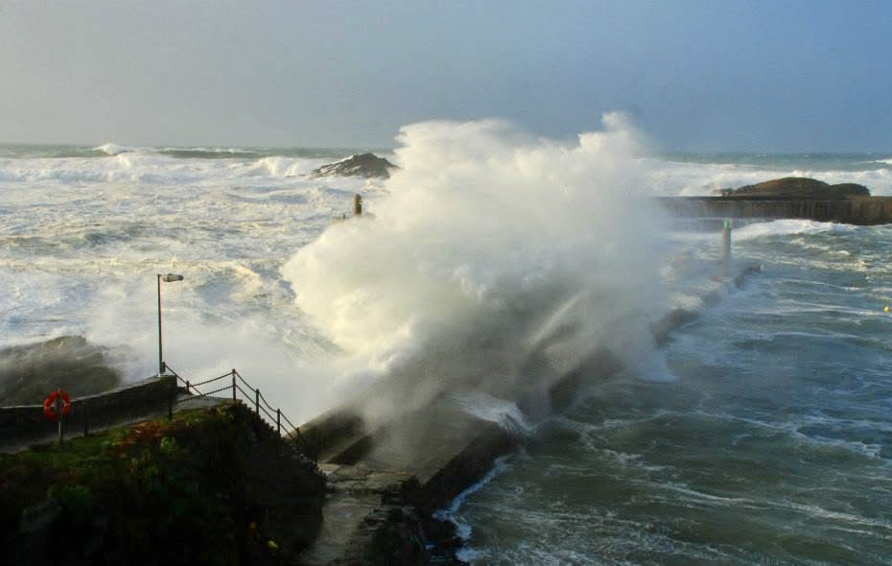 Marejada sacudiendo el Rocín de Tapia de Casariego