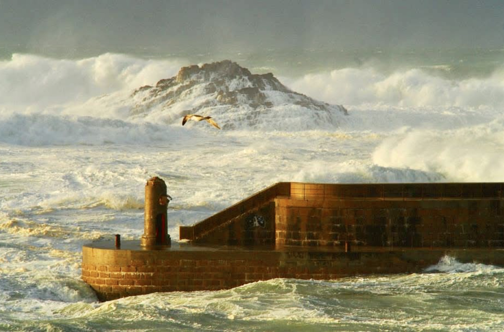 Galerna de mar golpeando con fuerza sobre el Orrio y el faro rojo en Tapia de Casariego