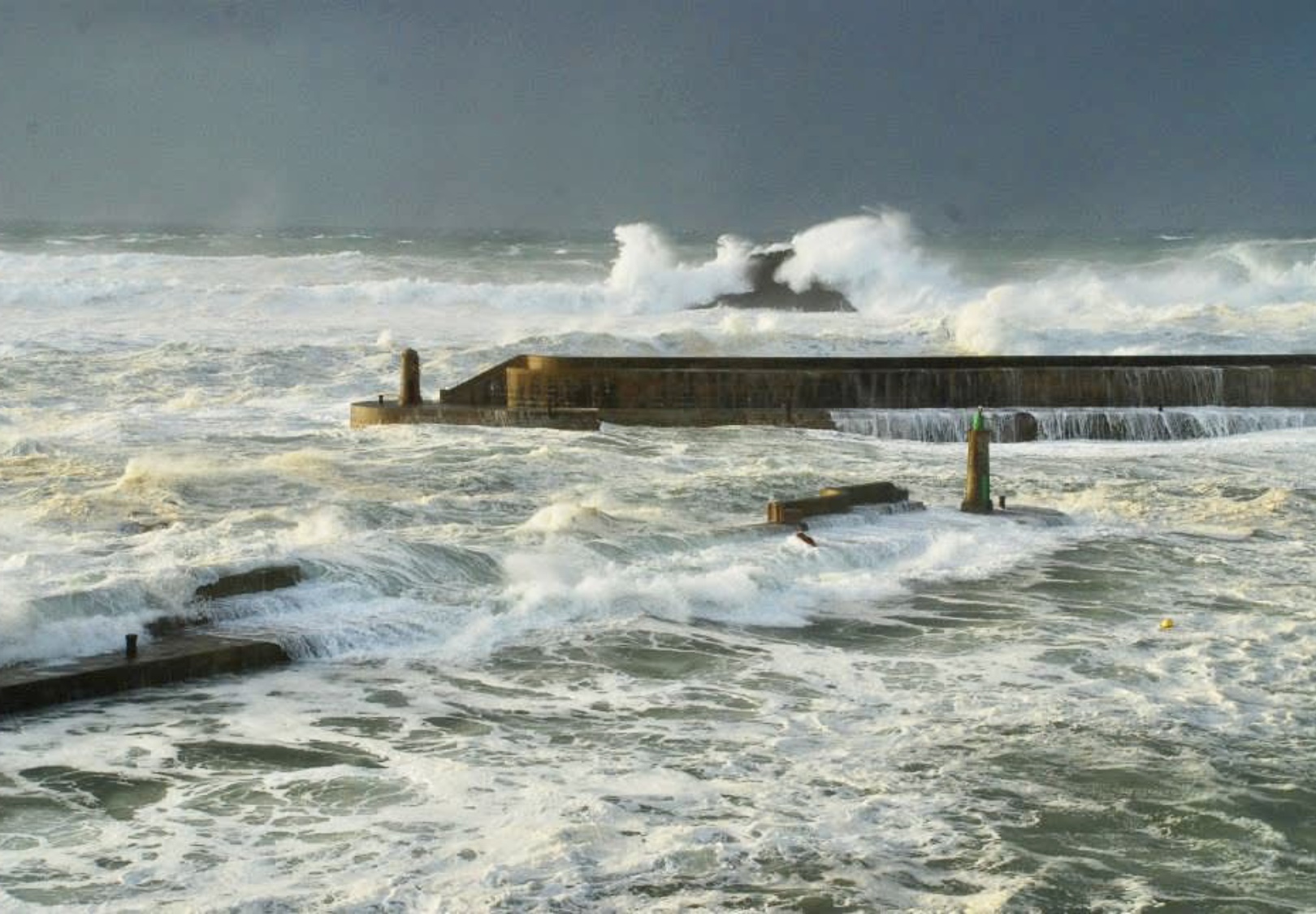 Galerna de mar golpeando con furia sobre los faros y el Orrio en Tapia de Casariego