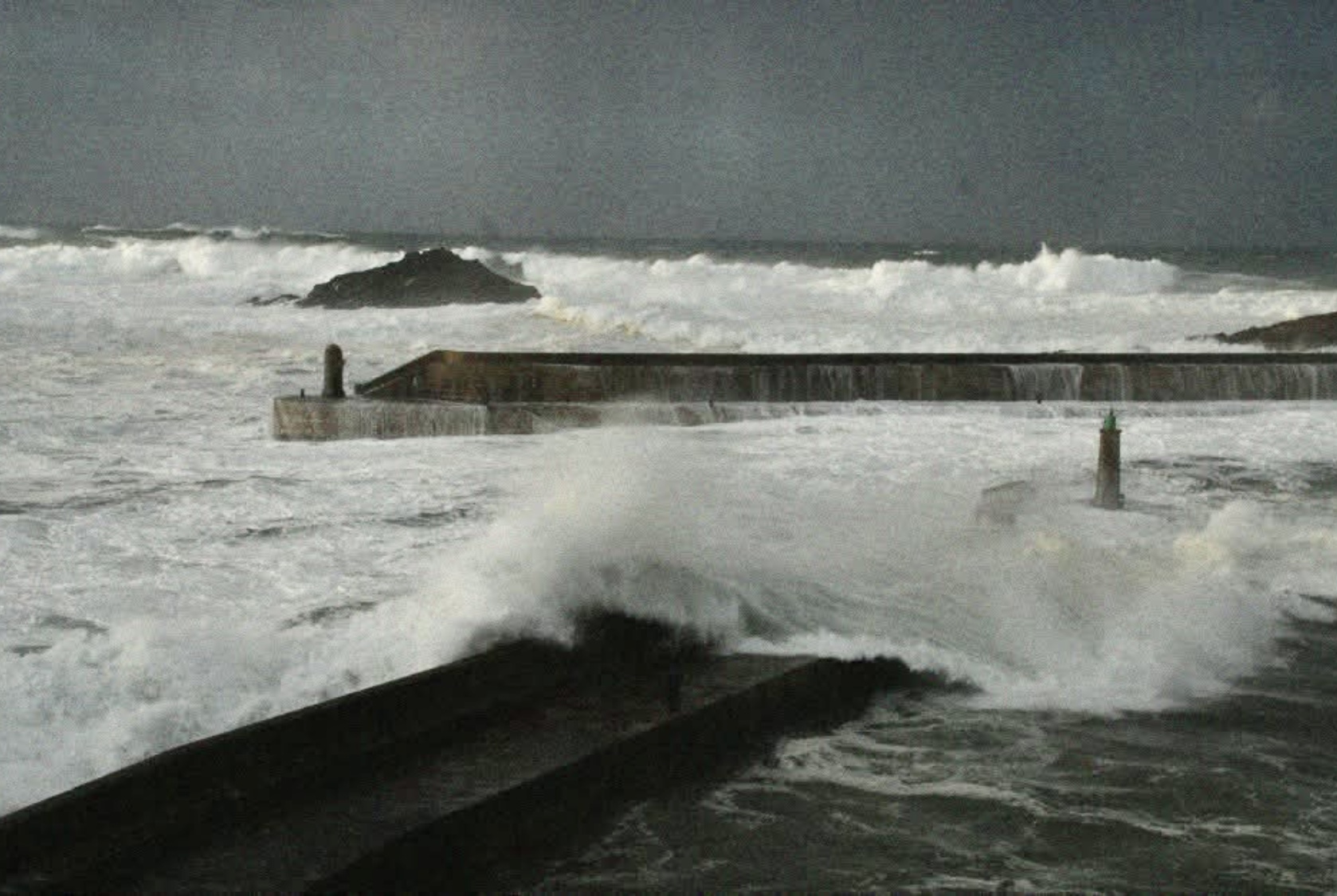 Marejada sobrepasando el Rocín