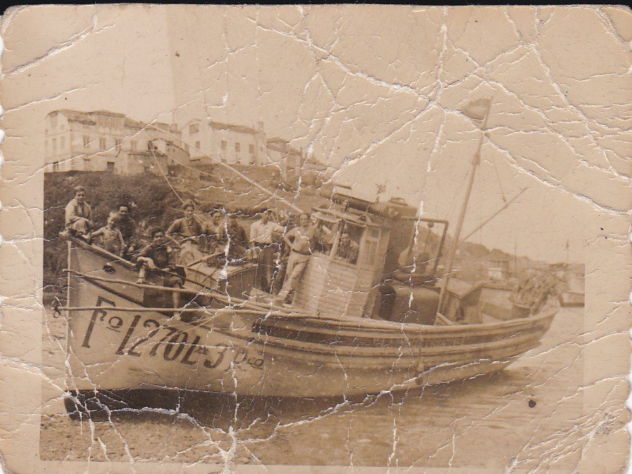 Barco San Andrés junto a su tripulación