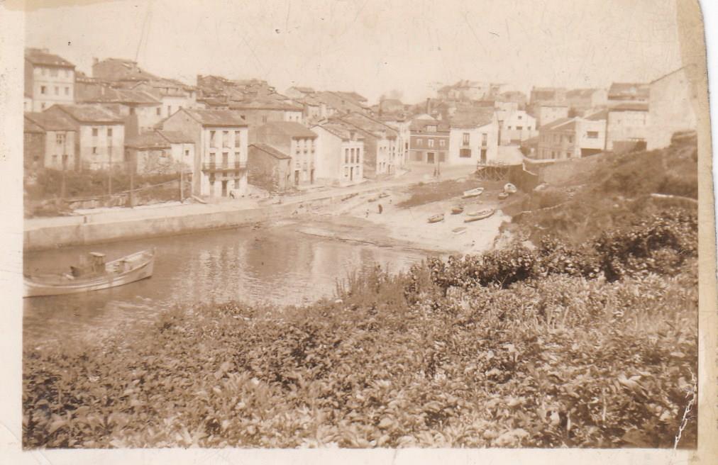 Muelle de Tapia de Casariego al fondo, vista desde la Guardia