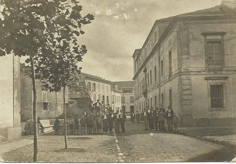 Estudiantes tapiegos paseando por las calles de Tapia