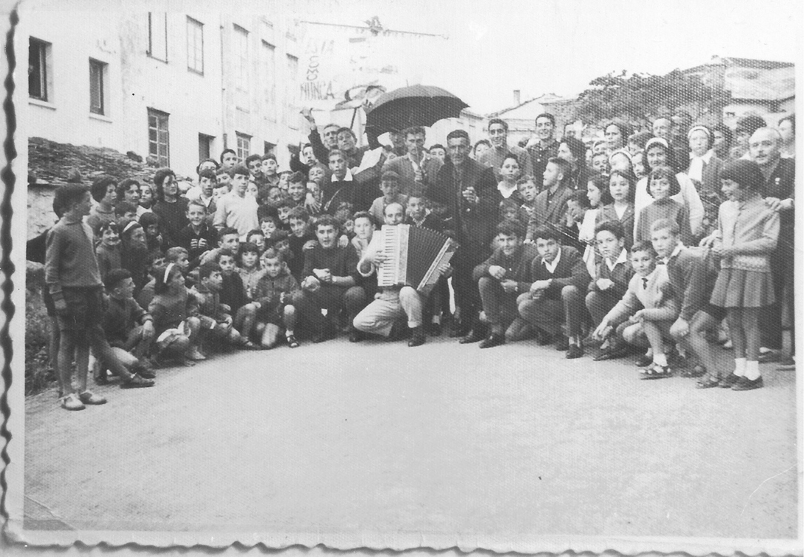 Grupo de tapiegos en una de las calles de Tapia de Casariego