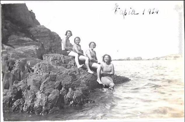 Grupo de mujeres dandose un baño en la playa