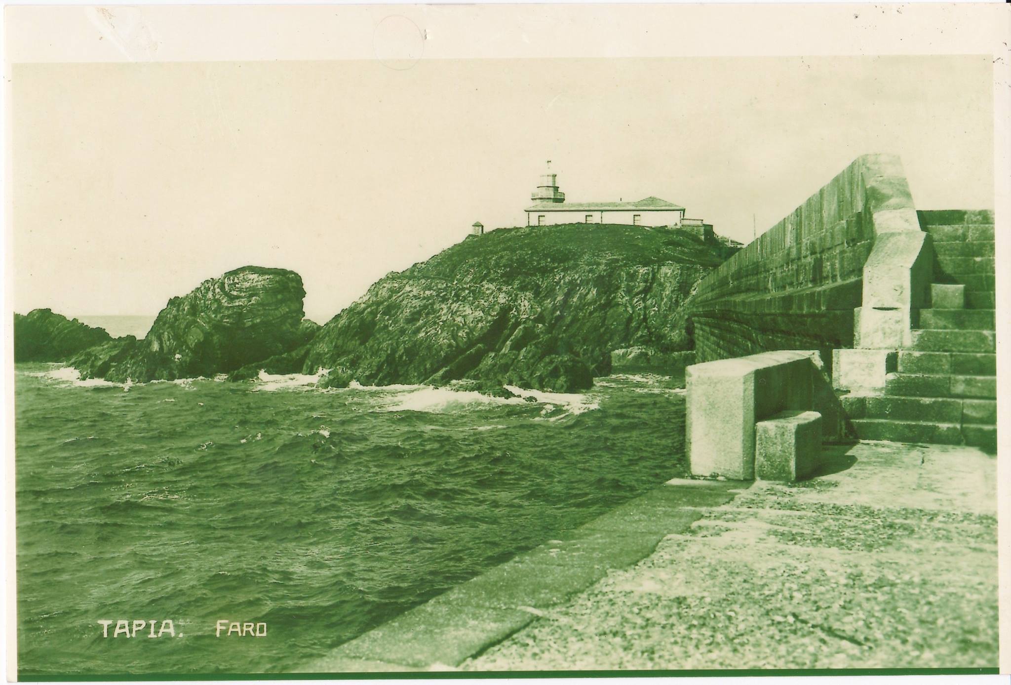 Faro blanco de Tapia visto desde el faro rojo