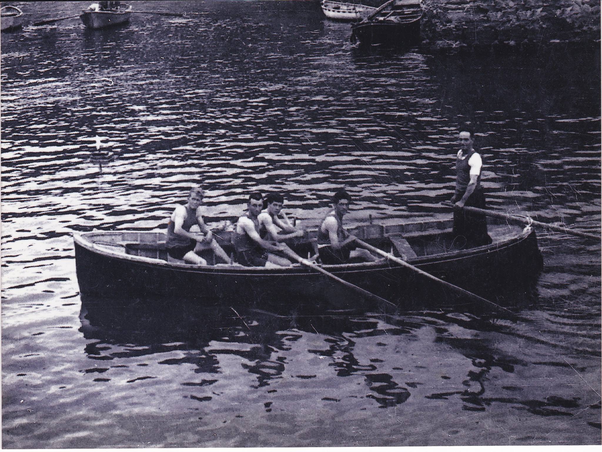 Grupo de remeros en una lancha de remos