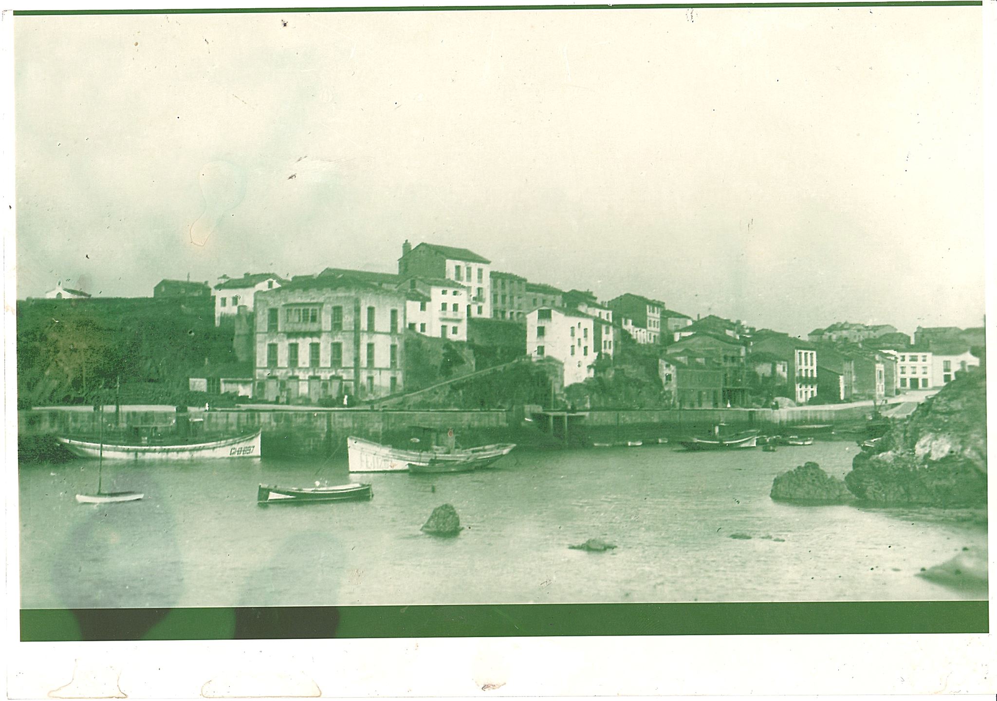 Vista del muelle de Tapia de Casariego desde el muelle del Rocín