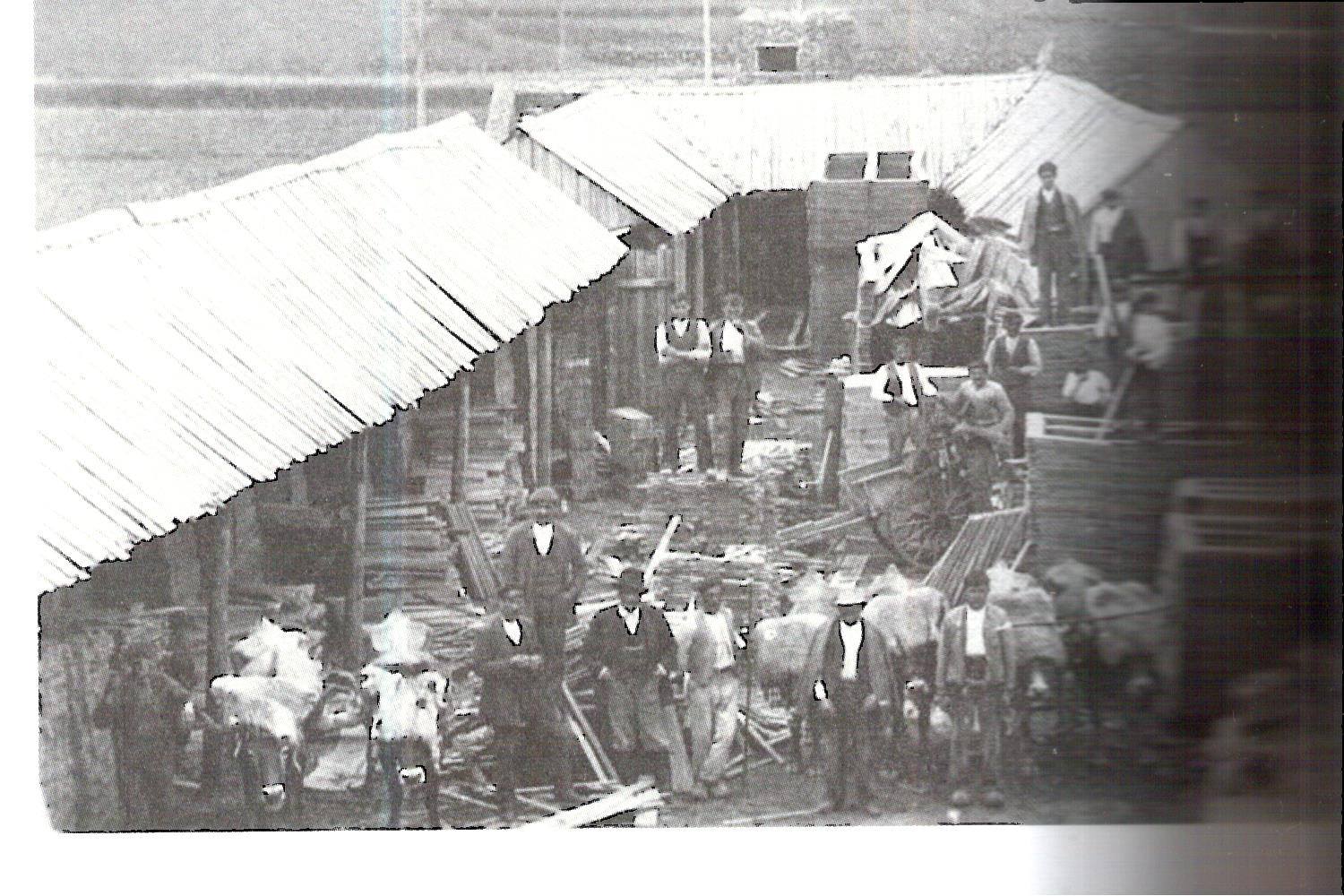 Trabajadores y clientes del Aserradero de madera La Industrial