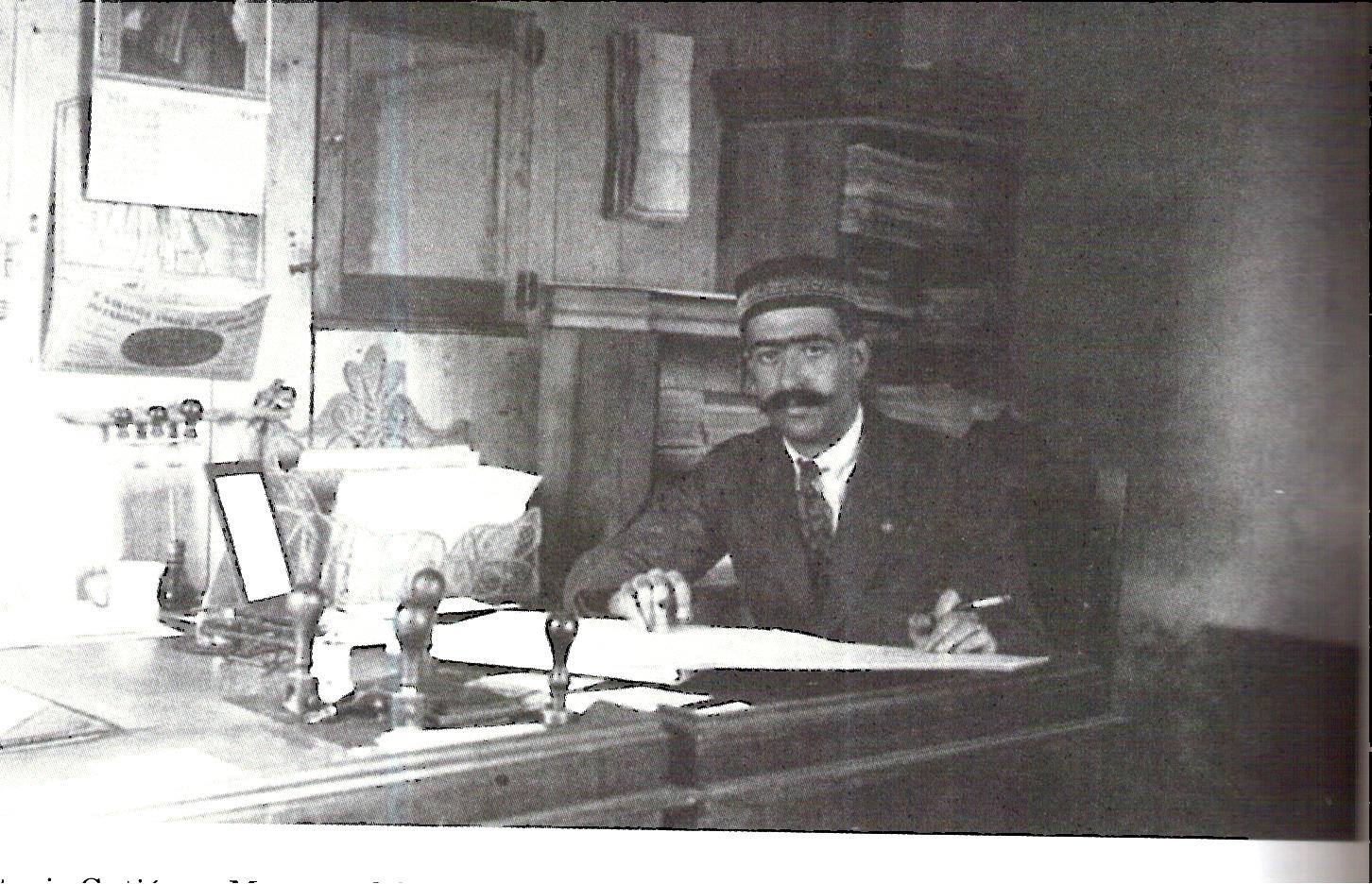 Antonio Gutierrez en su Oficina de Correos