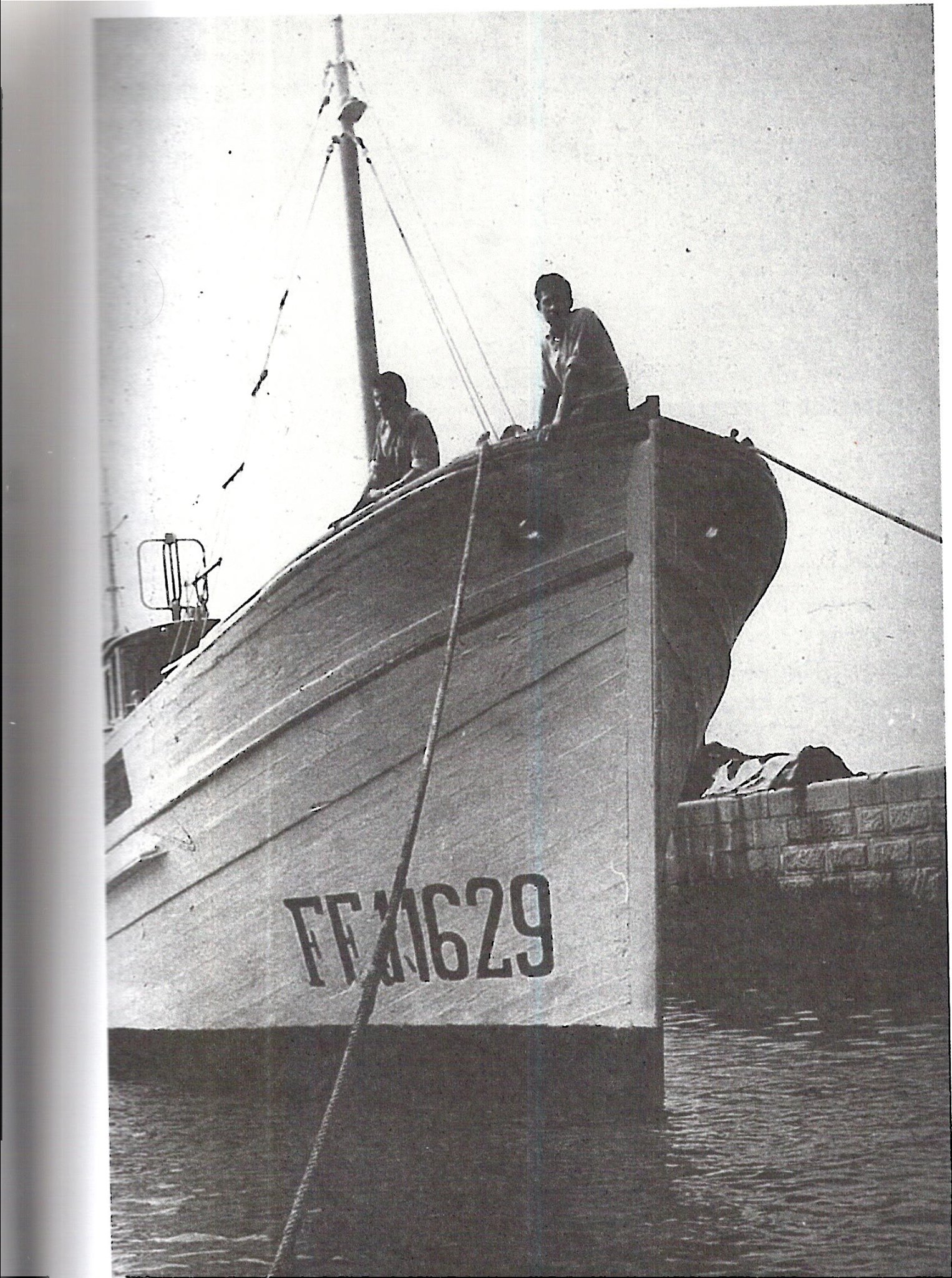 Marineros en la proa del barco amarrado en el puerto de Tapia de Casariego