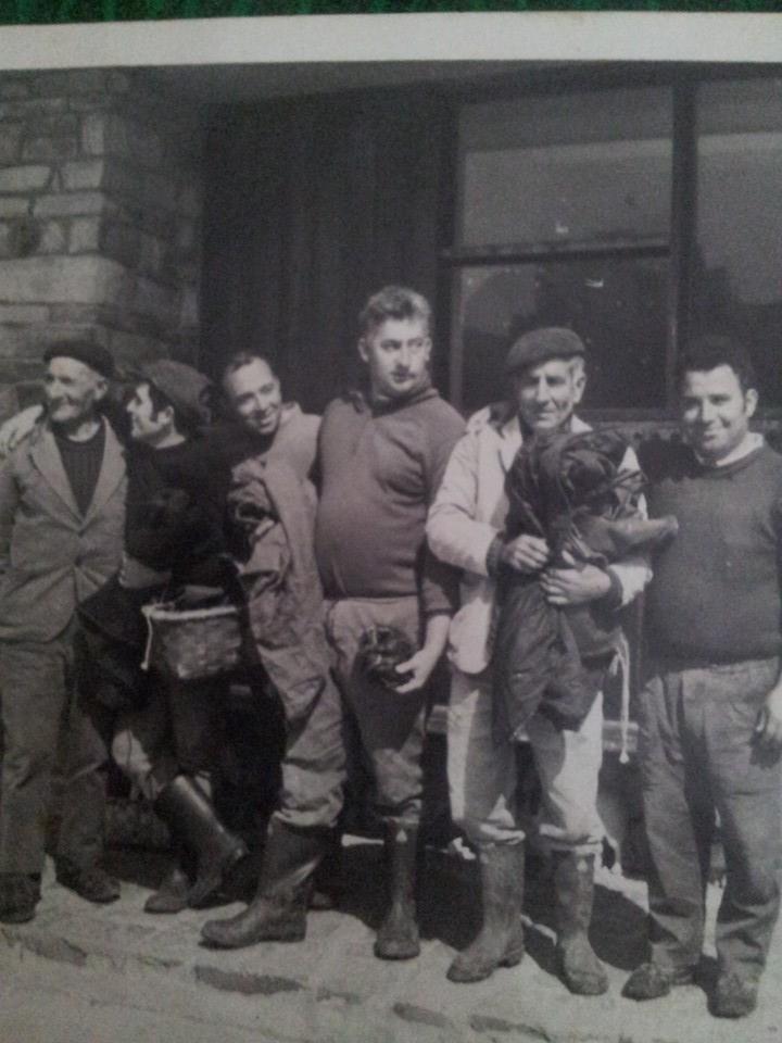 Marineros delante de la Rula después de un día de pesca