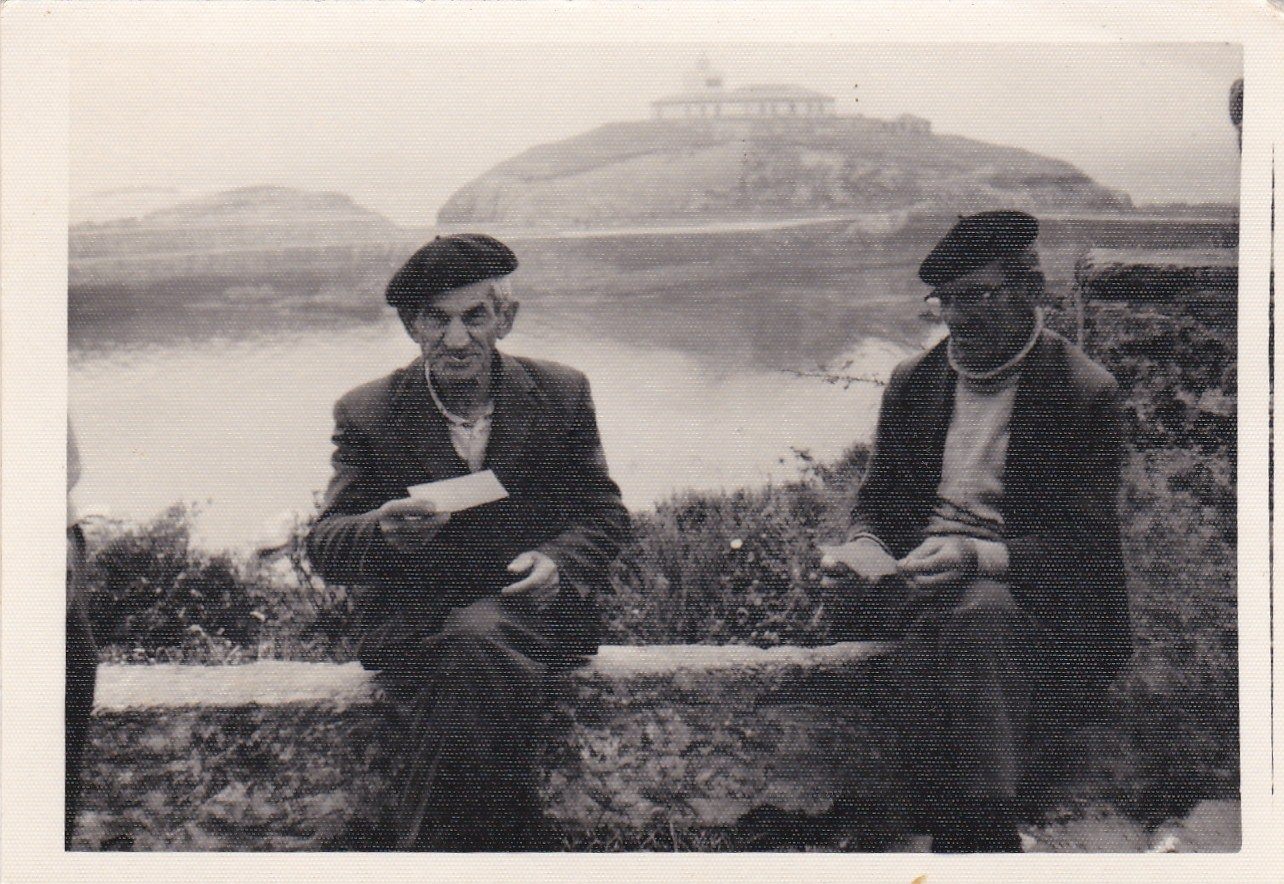 Marineros jubilados en el banquin de la Guardia hablando de sus cosas