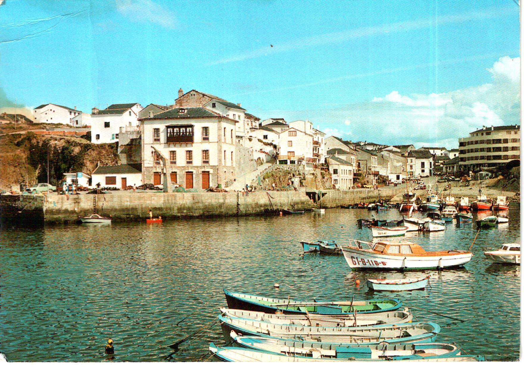 Grupo de lanchas amarradas en el muelle del Rocín en Tapia de Casariego