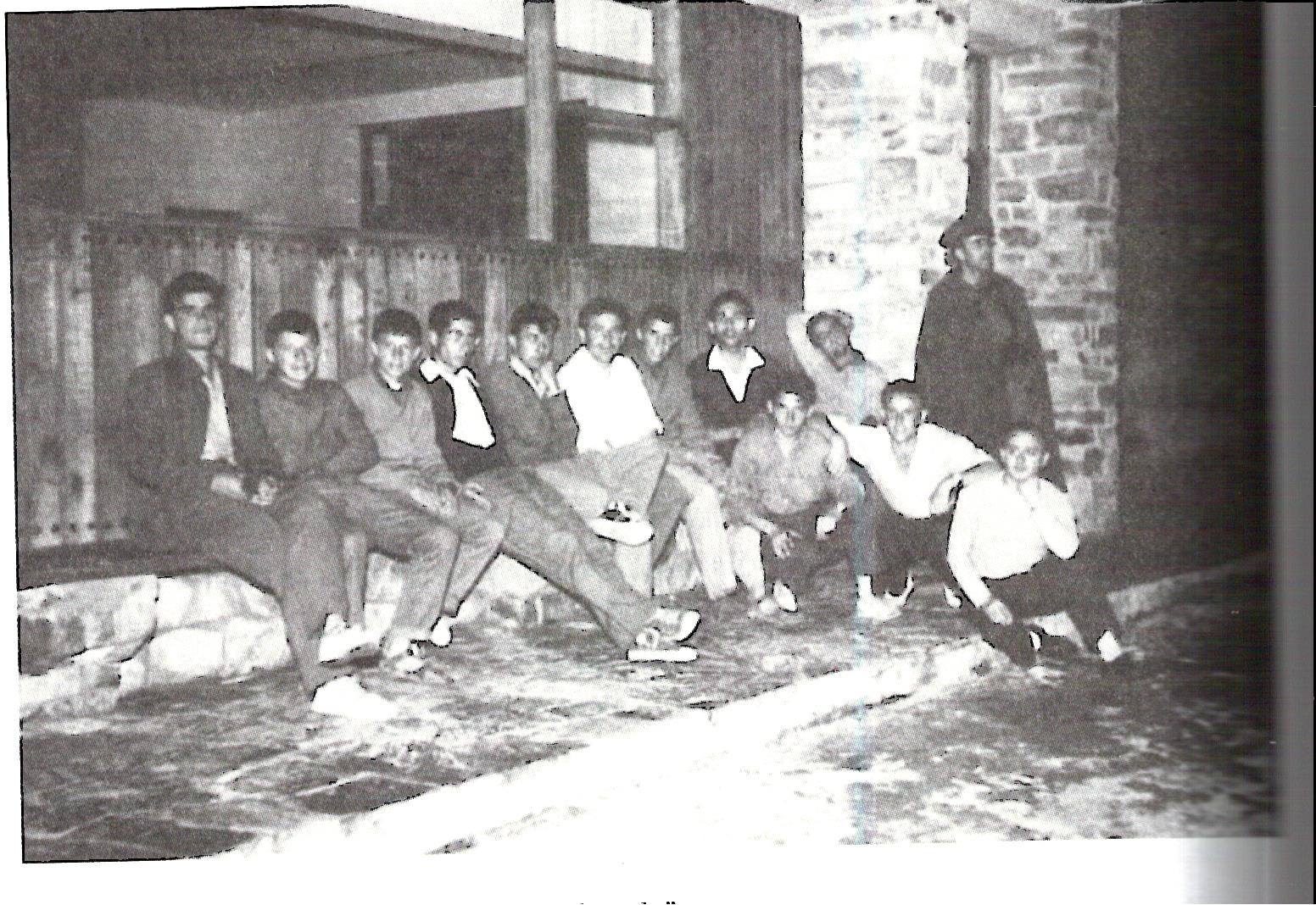 Jovenes tapiegos sentados en el banco de la Rula