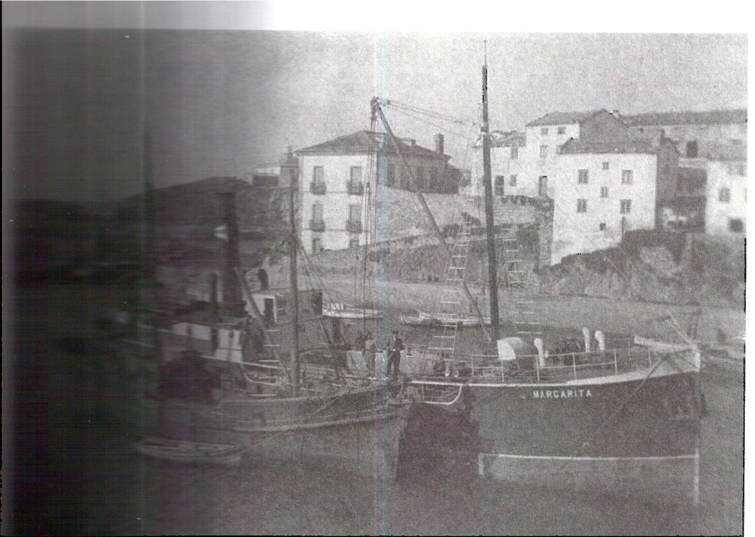 Grupo de lanchas amarradas en el muelle de Tapia de Casariego