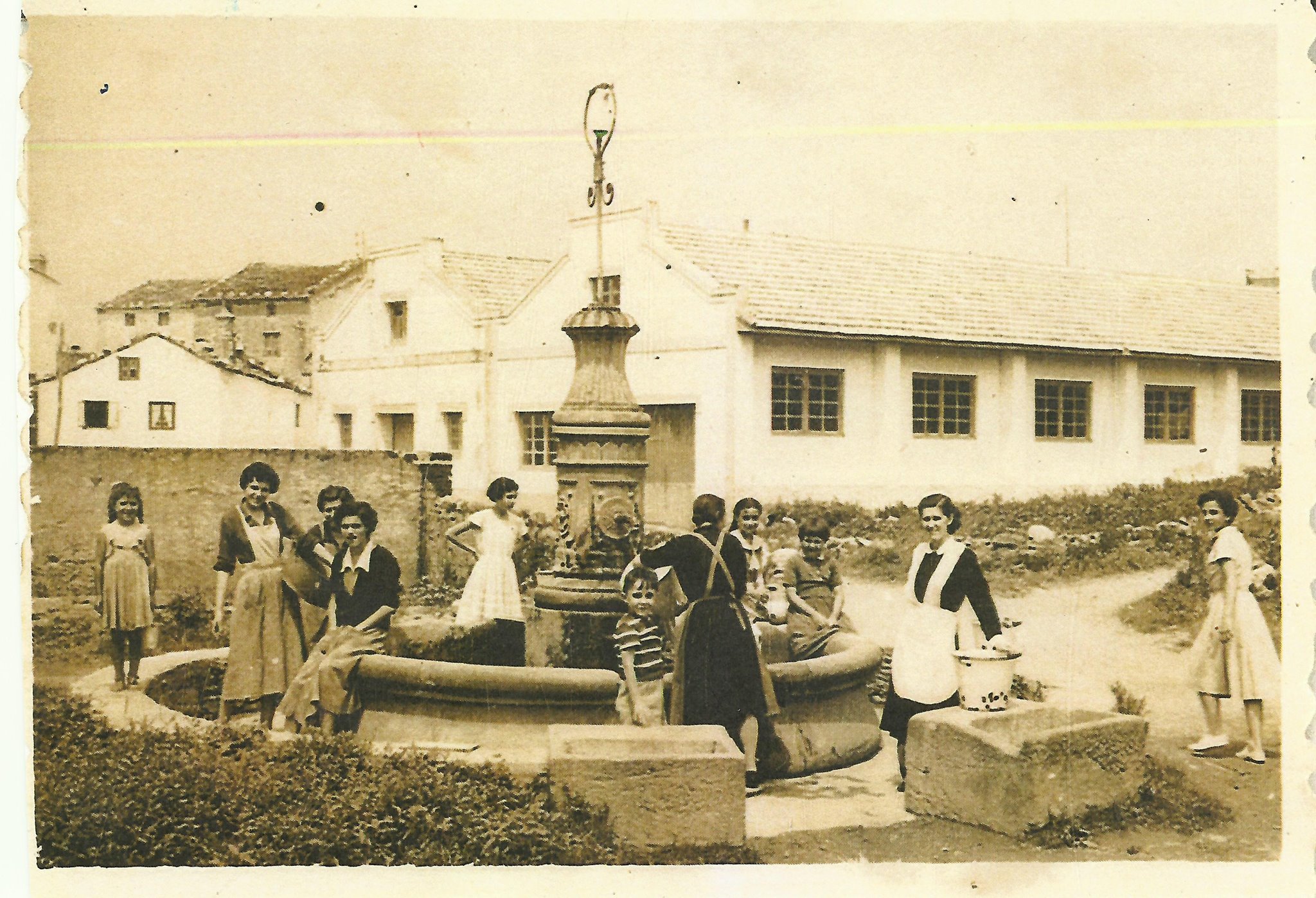 Mujeres de Tapia de Casariego cogiendo agua en la fuente del Pilón