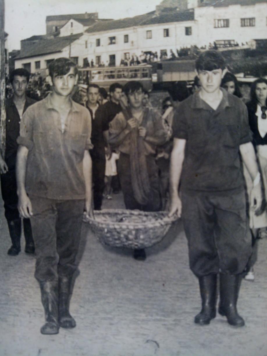Tapiegos paseando por el muelle de Tapia