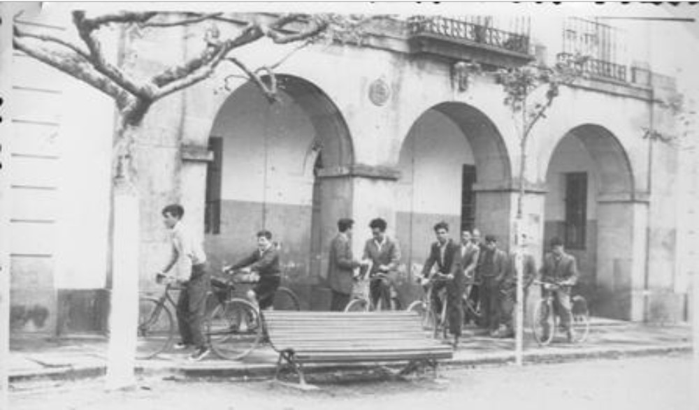 Alumnos del Instituto de Tapia de Casariego en bicicleta (1955)