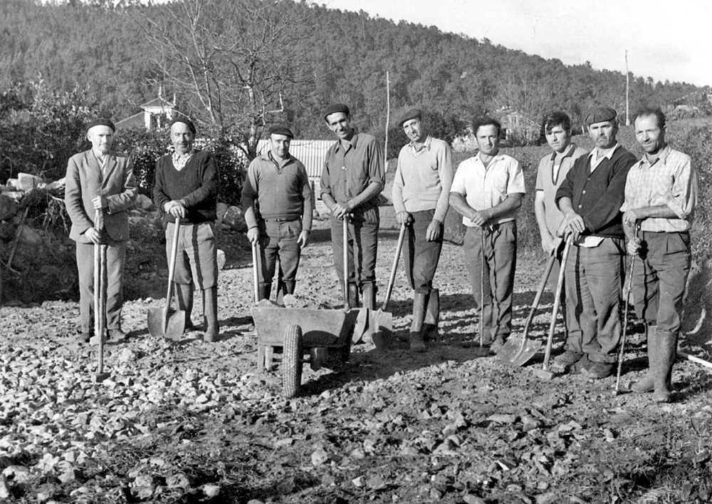 Vecinos de la Veguina construyendo las vías de acceso a sus casas. Tapia de Casariego