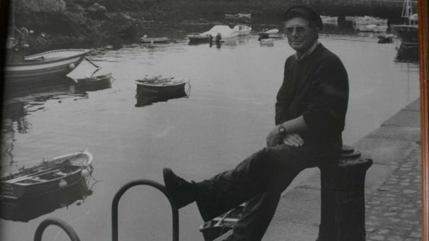 Tolito sentado en un morrón en el muelle