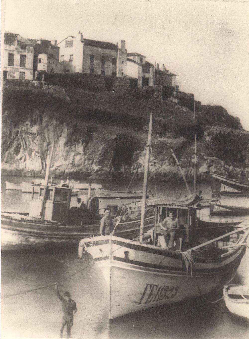 Barco pesquero Ramona López en el muelle del puerto de Tapia de Casariego