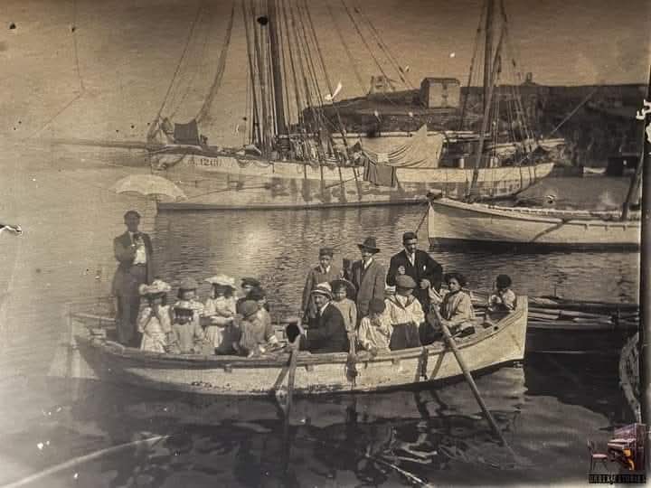 Familia Campoamor en el muelle de Tapia