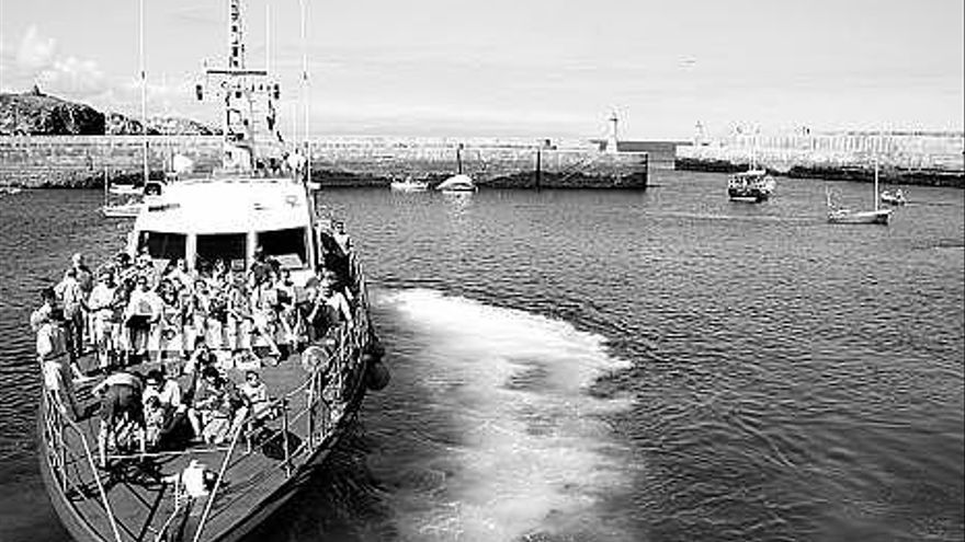 Patrullera de la Guardia Civil en el muelle
