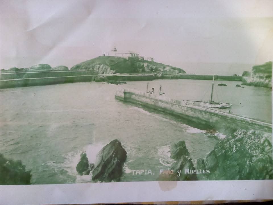 Vista del muelle de Tapia de Casariego desde Os Cañois