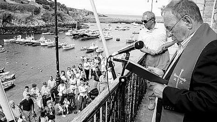 Parroco Eugenio Maseda homenajeando a los marineros