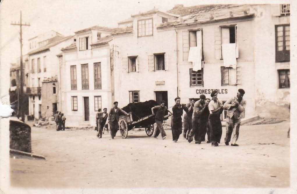 Tapiegos tirando del carro por el muelle de Tapia de Casariego