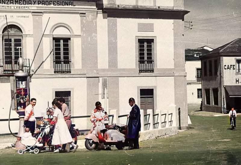 Instituto de Tapia de Casariego, al fondo Café el Moderno