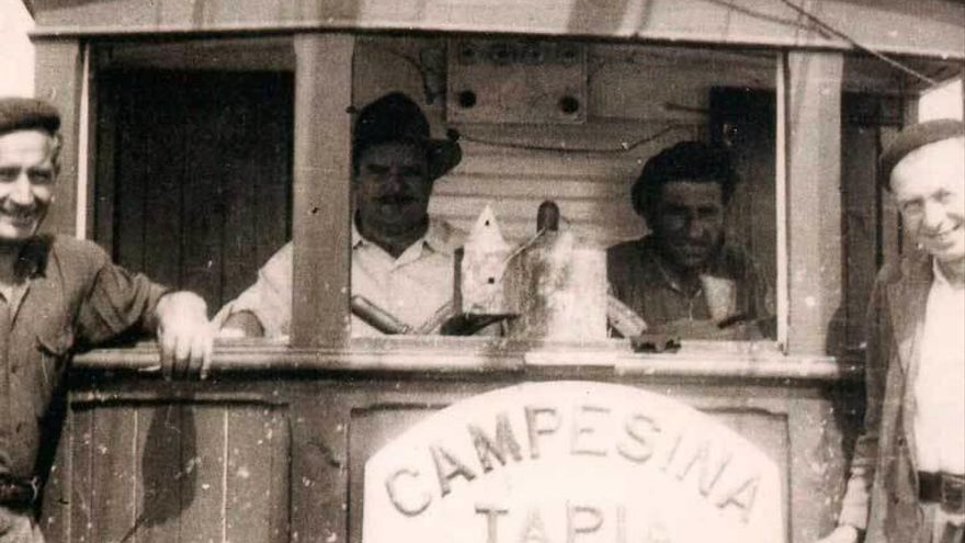 Barco pesquero Campesina con parte de su tripulación en el puerto de Tapia de Casariego