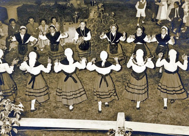 Grupo de baile asturiano en una fiesta