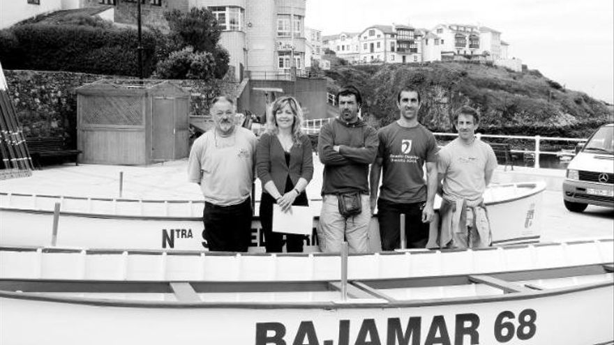 Botes de remo y representantes de los remeros en Tapia de Casariego