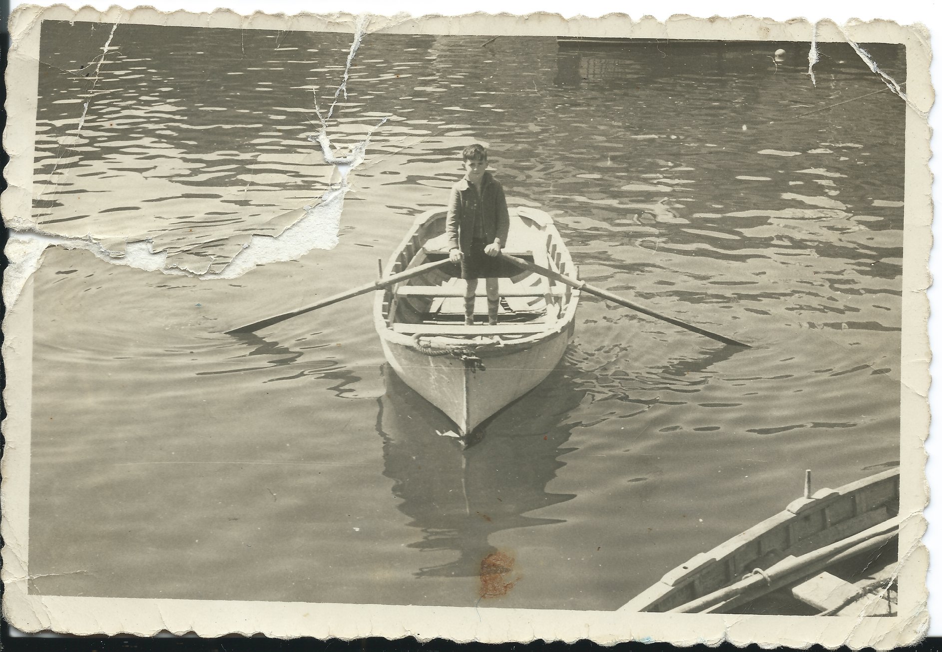 Niño remando en un bote