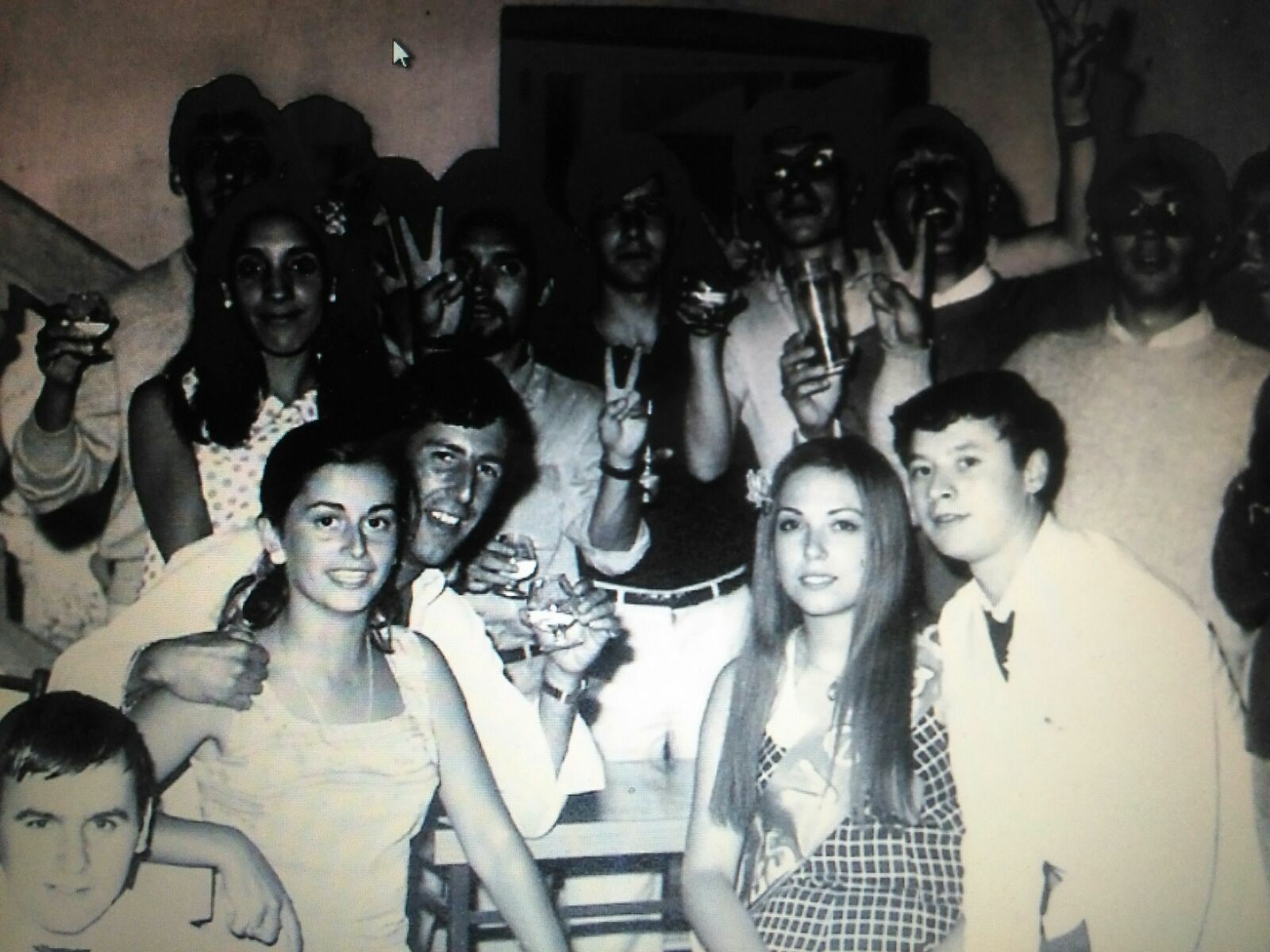 Un grupo de jovenes tapiegos en una fiesta guateque