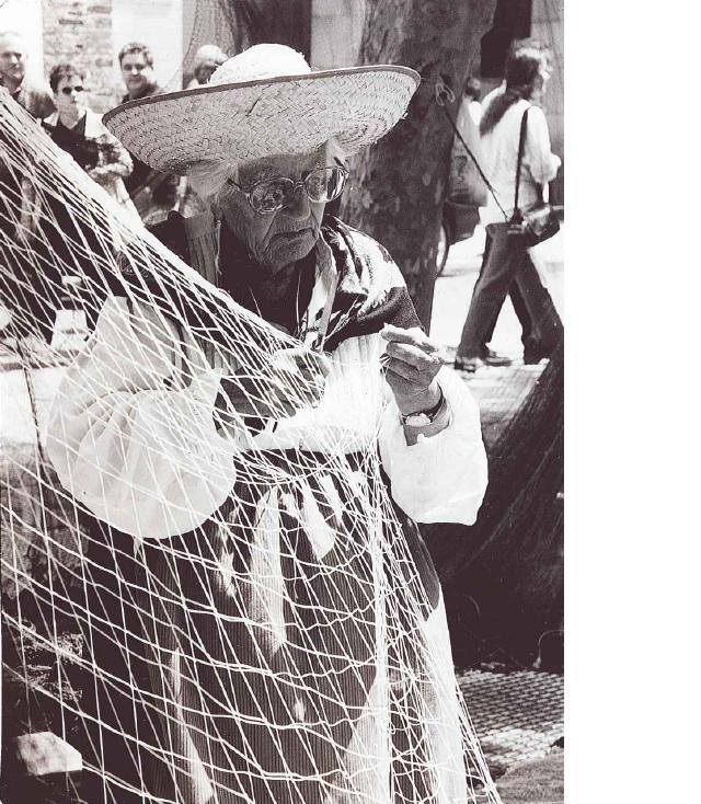 Amalia de Carruyo reparando redes