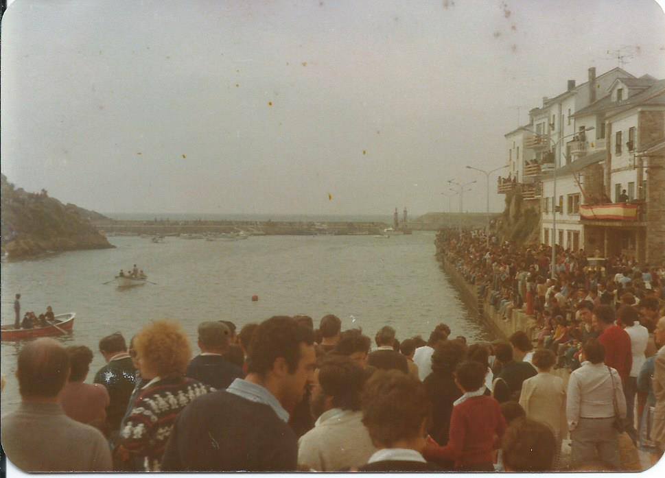 Tapiegos y veraneantes celebrando la fiesta del mar en Tapia de Casariego