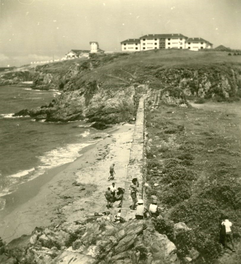 Bañistas en la playa del Murallón de Tapia de Casariego, con algunos subidos al muro